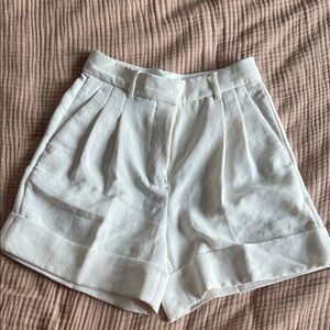 Chic white shorts